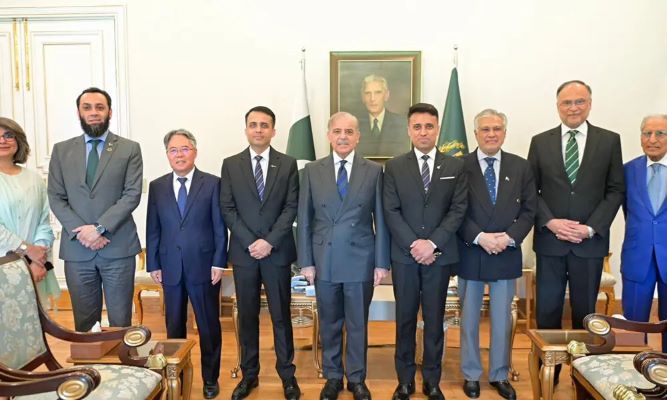 شہباز شریف کا خراجِ تحسین: پاکستانی خلا باز تاریخ رقم کرنے کو تیار