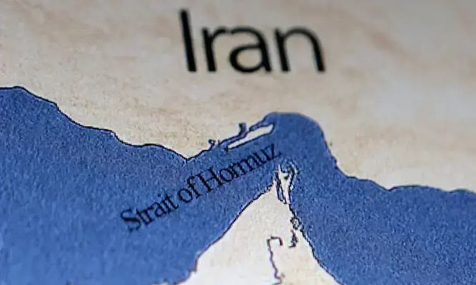 ایران کا دعویٰ: آبنائے ہرمز میں امریکی جنگی جہاز پر میزائل حملہ