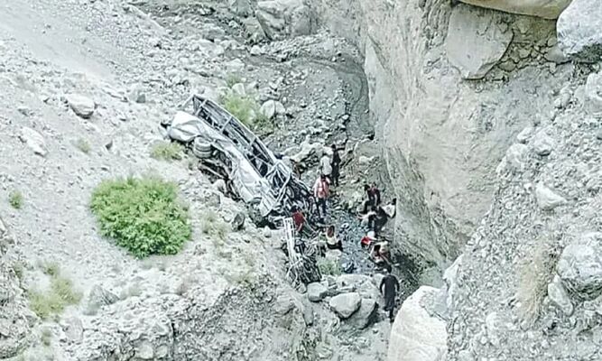 فیری میڈوز جاتے ہوئے جیپ کھائی میں گرنے سے سات افراد لاپتا