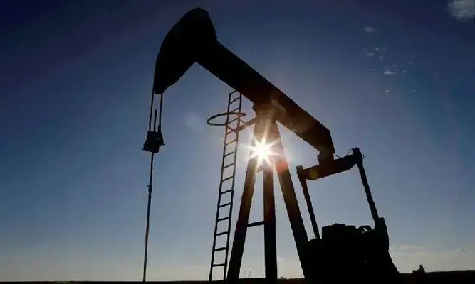 Oil Prices Fall as Strait of Hormuz Shipments Resume Despite Vessel Attack
