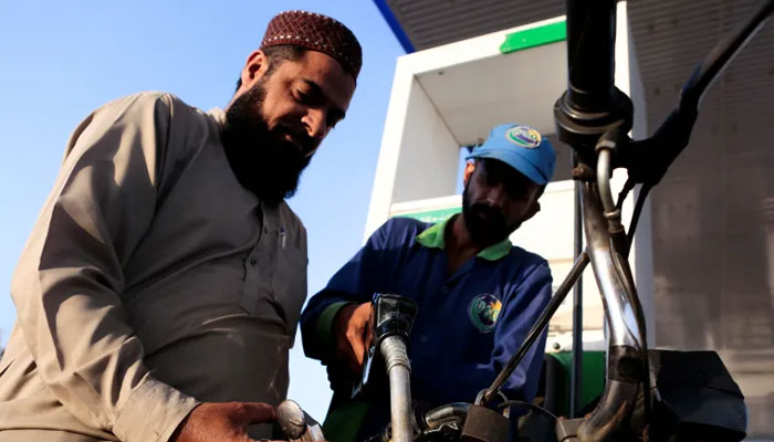 پیٹرول اور ڈیزل قیمتوں کا تنازع، حکومت اور آئل کمپنیوں کے درمیان اختلافات شدت اختیار کر گئے