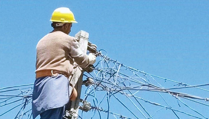پاکستان میں بجلی مہنگی کرنے کی درخواست، فی یونٹ 2 روپے 52 پیسے اضافے کی تجویز