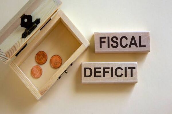 Pakistan Fiscal Deficit Falls to 22-Year Low, Finance Ministry Says