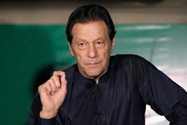 عمران خان کی بینائی علاج کے بعد تقریباً معمول پر آگئی، اڈیالہ جیل حکام
