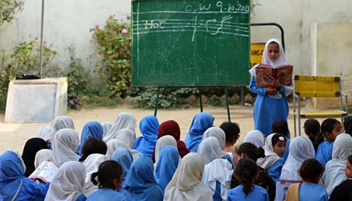 بلوچستان کے اسکولوں میں ڈیسک کی فراہمی، 3 ماہ بعد بھی اعلان پر عمل نہ ہوسکا