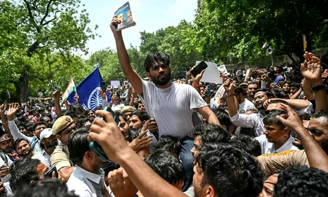 India Cockroach Movement Threatens Protest Over Poll Chief