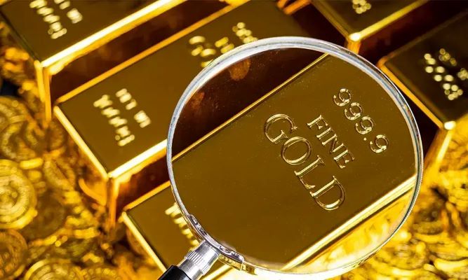 Gold Price Falls Rs5,600 Per Tola in Pakistan
