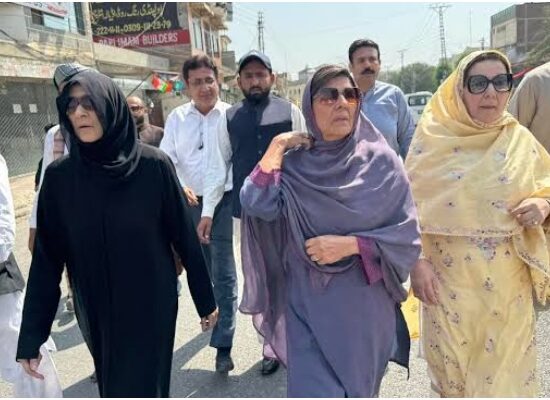 لاہور ہائیکورٹ نے بانی پاکستان تحریک انصاف عمران خان کی بہنوں کی بازیابی سے متعلق درخواست پر سیکرٹری داخلہ پنجاب اور جیل سپرنٹنڈنٹ کو 28 اکتوبر کو ذاتی حیثیت میں طلب کرلیا۔