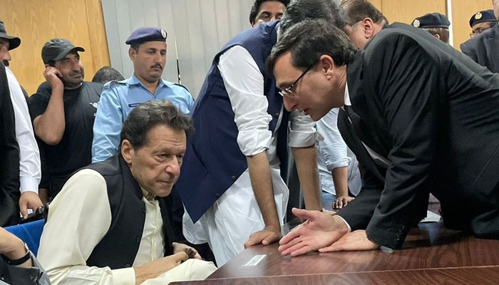 بیرسٹر گوہر کا عمران خان کے آفیشل ایکس اکاؤنٹ سے اظہار لاتعلقی