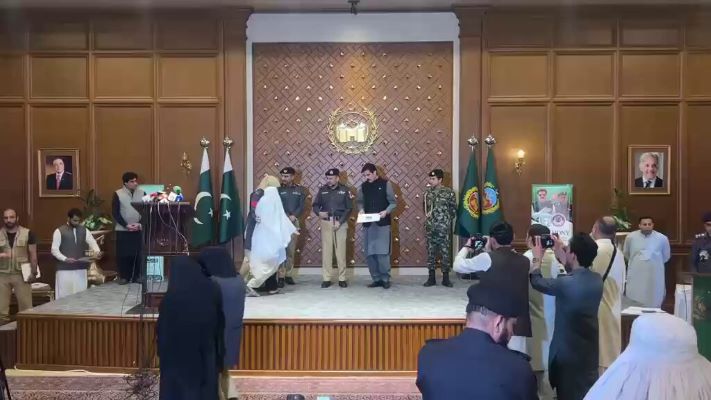 کے پی پولیس کے 54 شہدا کے خاندانوں کو پلاٹوں کے الاٹمنٹ لیٹرز مل گئے