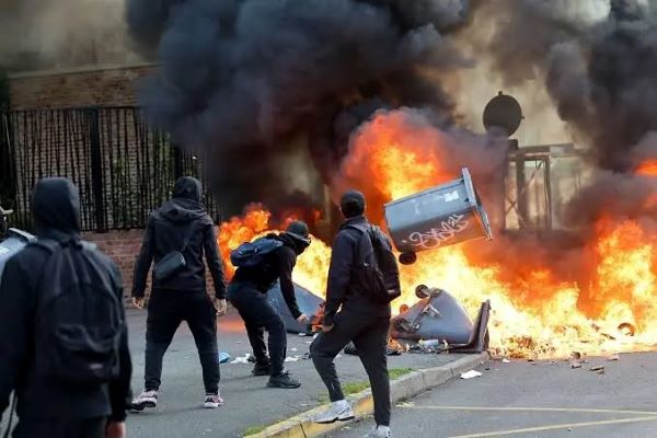 France High School Protests Spread as 400 Schools Close