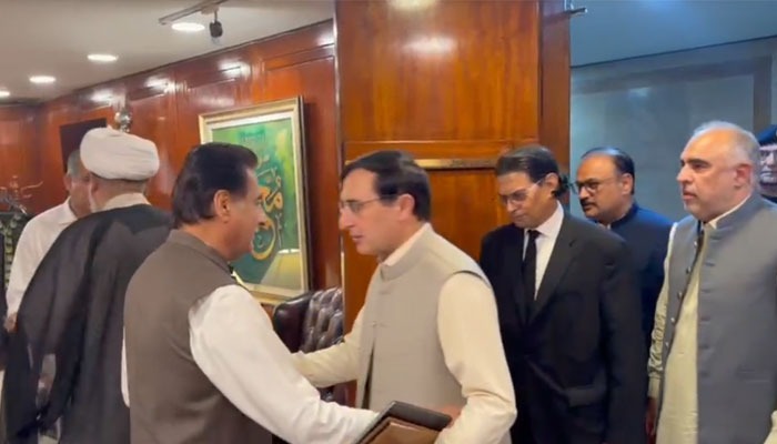 Opposition Sets Imran Khan Meeting as Talks Condition