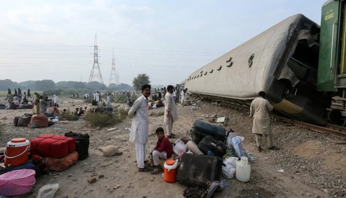 ملتان میں رحمان بابا ایکسپریس حادثہ، 6 افراد جاں بحق، 30 سے زائد زخمی